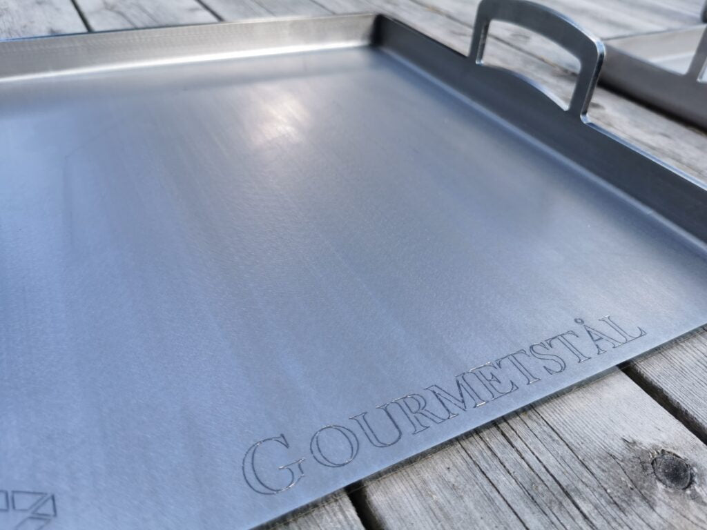 Gourmetstål Stekbord Med Handtag Och Uppvikt Framkant 34x39 cm Kolstål