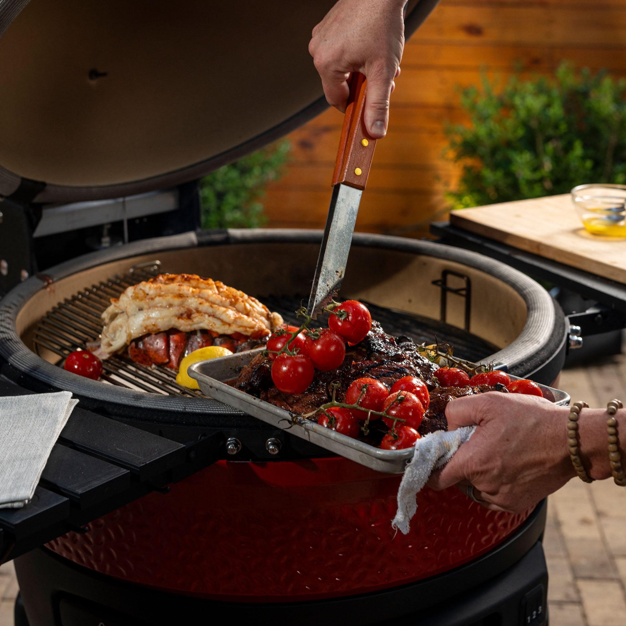 Kamado Joe Konnected Big Joe 10-årsjubileum Karbon Steel griddle och paella på köpet