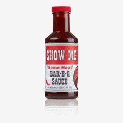 Show Me Some Heat är en ikonisk BBQ sås med lite lagom sting i. Rödvit etikett på rustik flaska